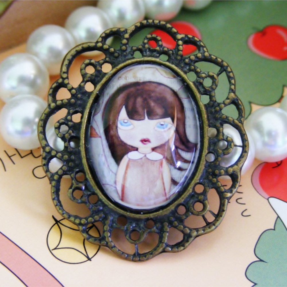 Broszka Dziewczynka I – styl vintage, antyczny brąz