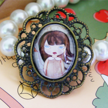 Broszka Dziewczynka I – styl vintage, antyczny brąz