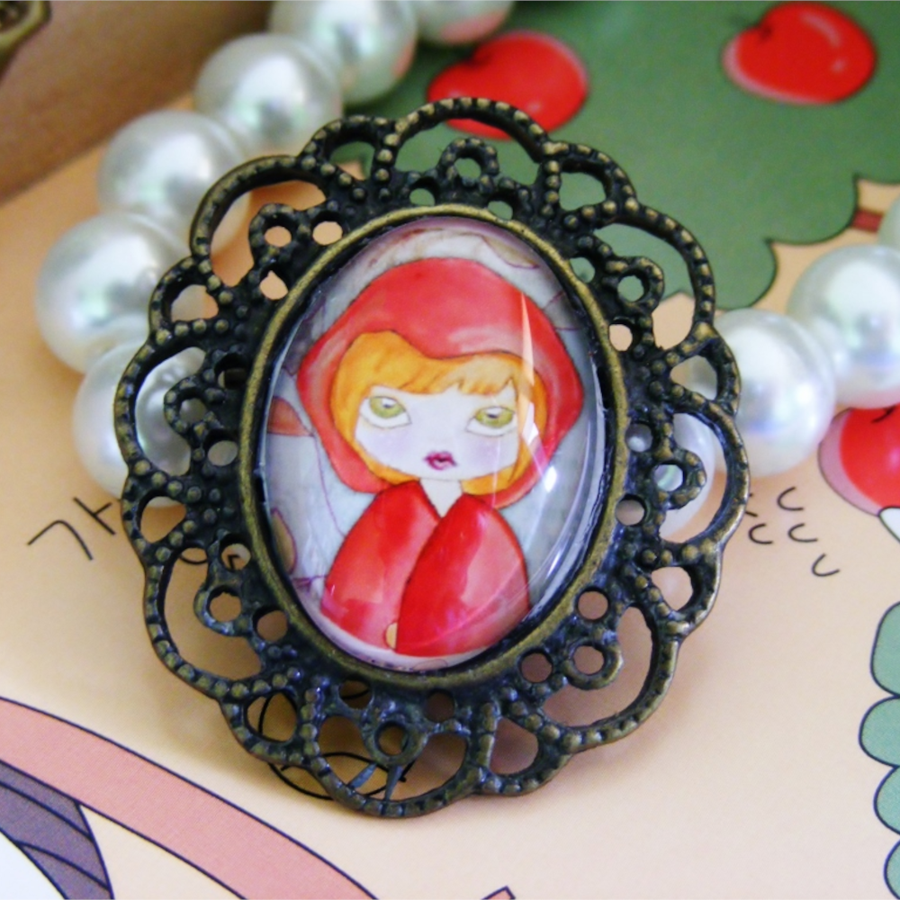 Broszka Dziewczynka II – Czerwony Kapturek w stylu vintage