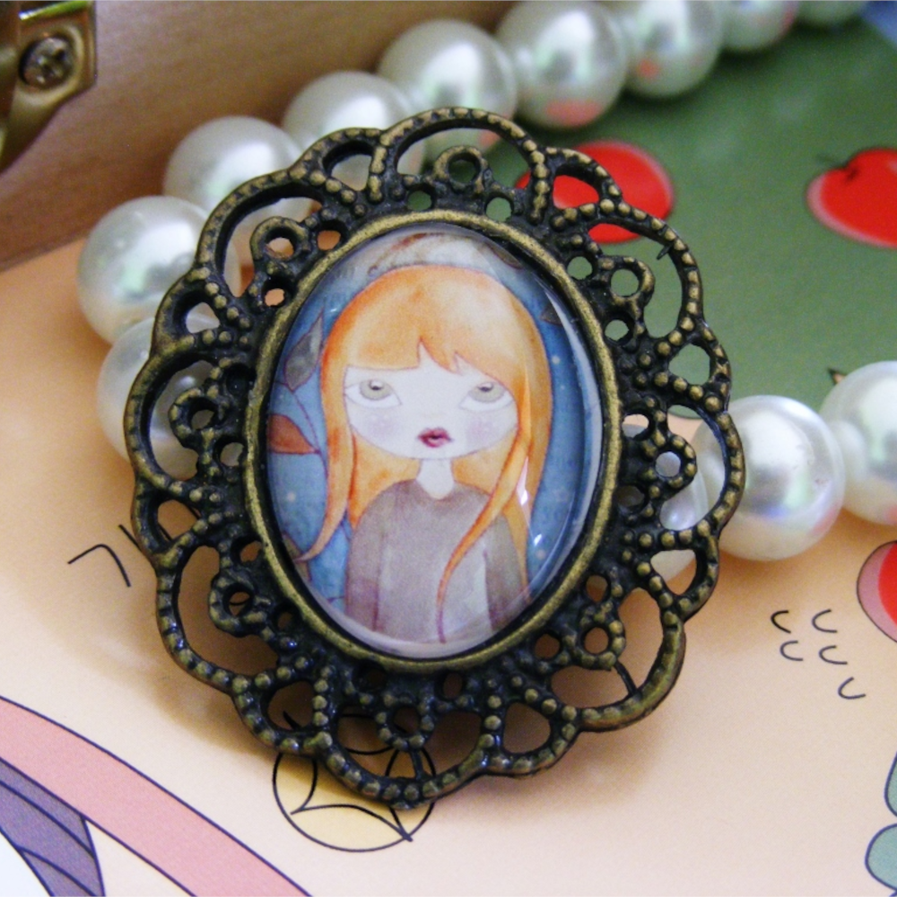 Broszka Dziewczynka IX – Rudowłosa dziewczynka w stylu retro