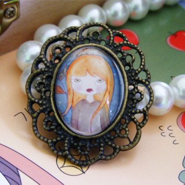 Broszka Dziewczynka IX – Rudowłosa dziewczynka w stylu retro