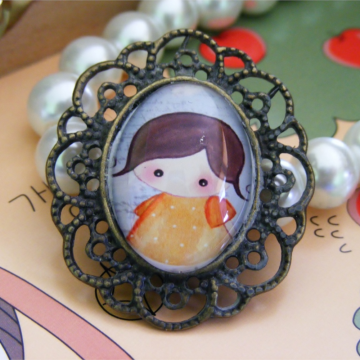 Broszka Dziewczynka V – Ilustracja dziewczynki w pomarańczowej sukience