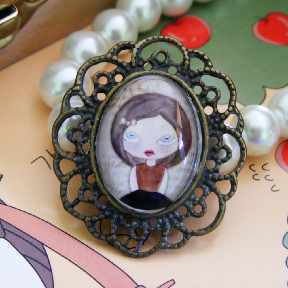 Broszka Dziewczynka VIII – ilustracja w stylu vintage z szklanym kaboszonem