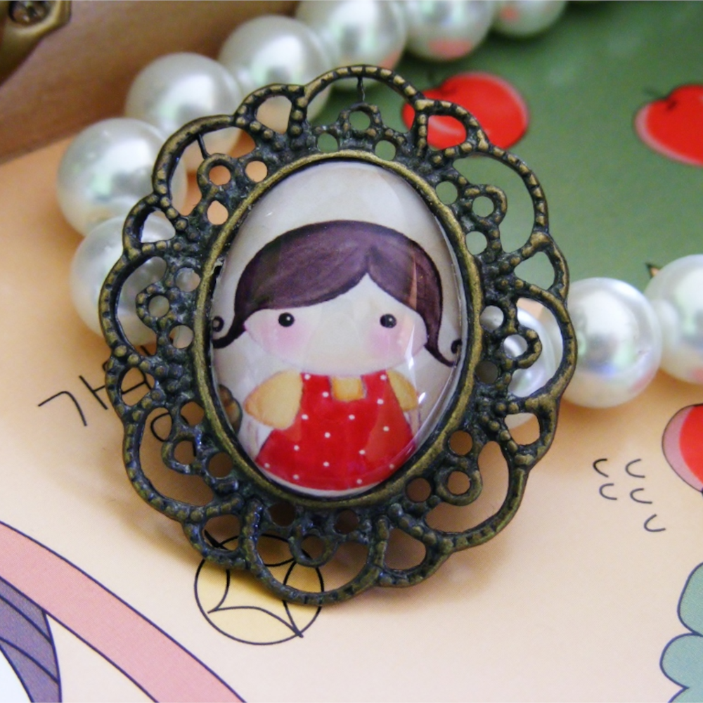 Broszka Dziewczynka X – uroczy portret w stylu retro z szklanym kaboszonem