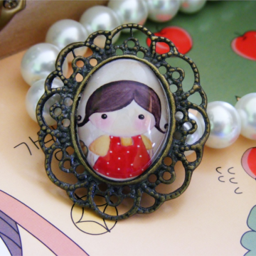 Broszka Dziewczynka X – uroczy portret w stylu retro z szklanym kaboszonem