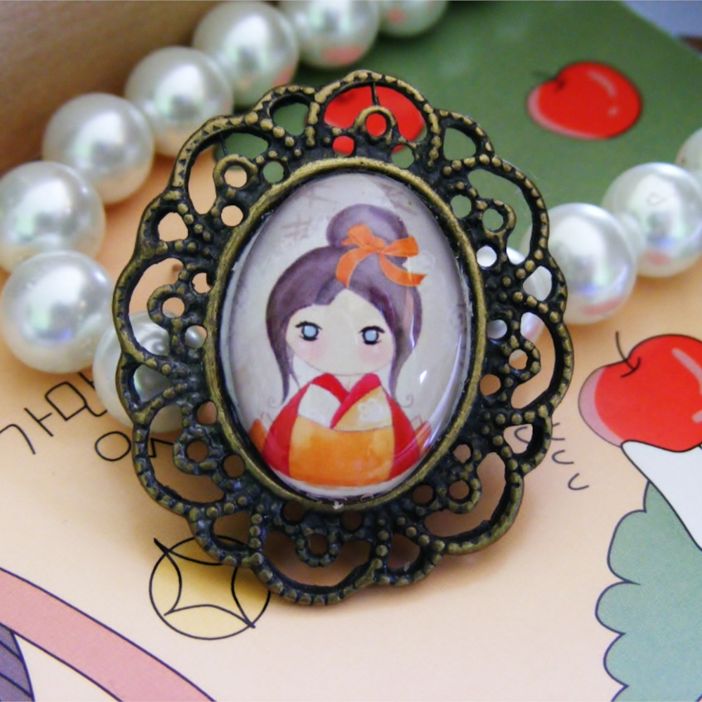 Broszka Kokeshi Girl IV – subtelny akcent w stylu japońskim