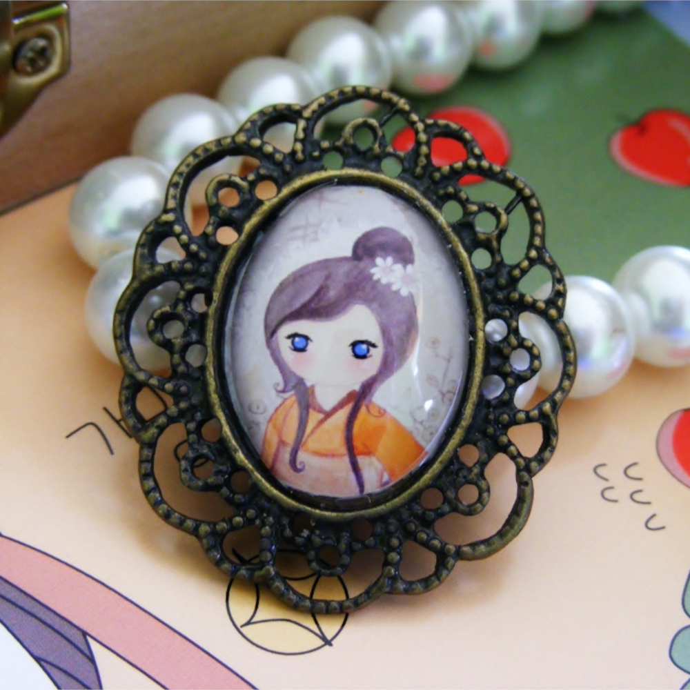 Broszka Kokeshi Girl V – urok Orientu w stylu vintage