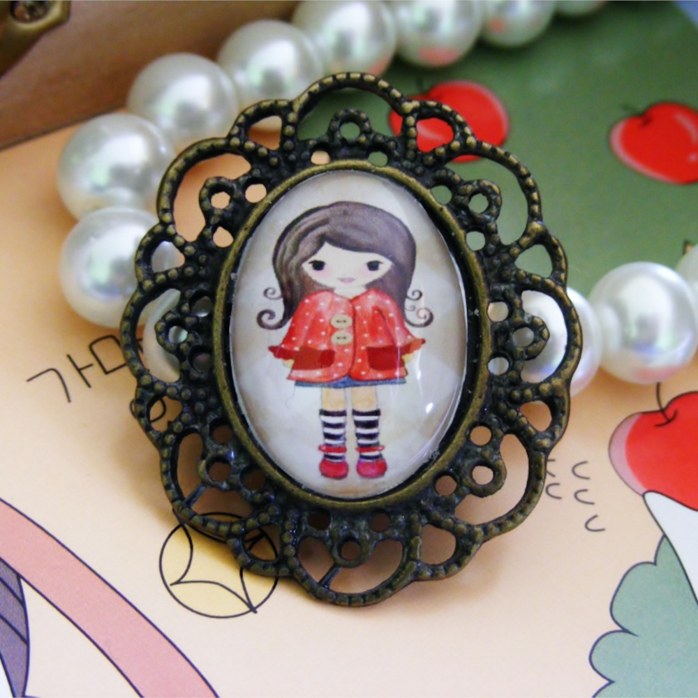 Broszka Zosia III – urocza broszka retro z ilustracją dziewczynki