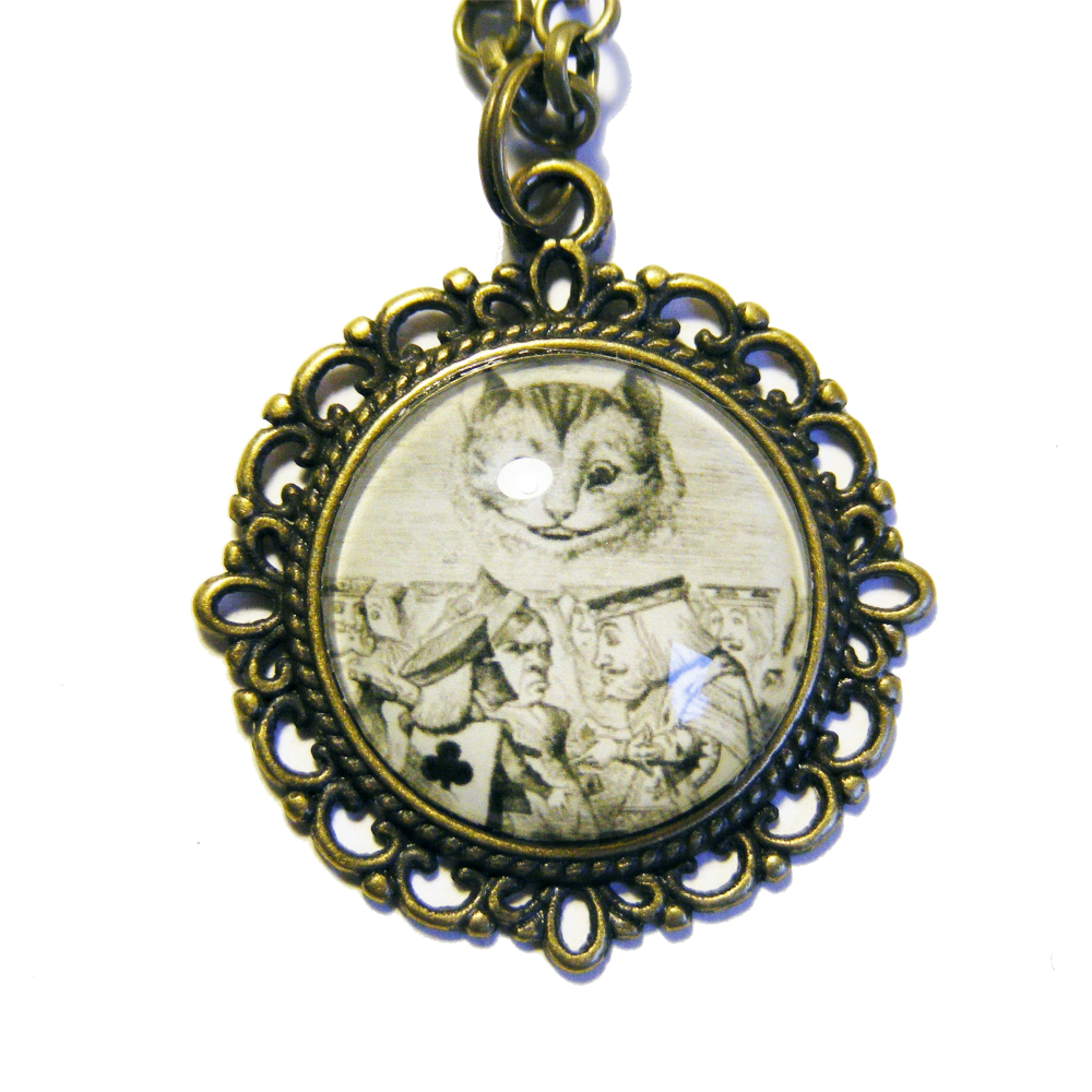 Wisiorek Alicja w Krainie Czarów III – Kot z Cheshire i Karty, Vintage Styl