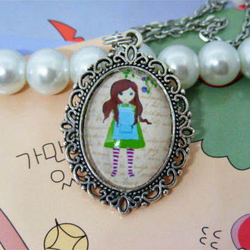 Wisiorek Dziewczynka I – wersja 2 – ilustracyjna zawieszka w kolorze srebra