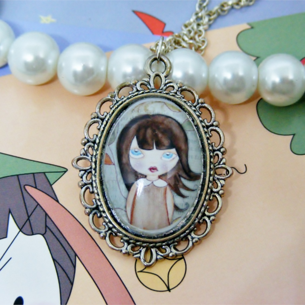 Wisiorek Dziewczynka I – srebrna zawieszka z ilustracją