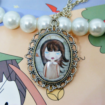 Wisiorek Dziewczynka I – srebrna zawieszka z ilustracją