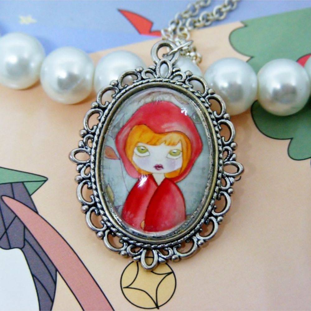 Wisiorek Dziewczynka II – zawieszka z ilustracją w stylu baśniowym