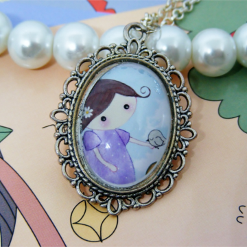 Wisiorek Dziewczynka III – romantyczna zawieszka z ptaszkiem