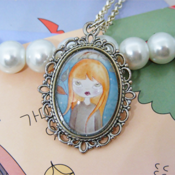 Wisiorek Dziewczynka IX – artystyczna zawieszka z rudowłosą dziewczynką