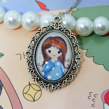 Wisiorek Dziewczynka VI – urocza biżuteria z ilustracją w stylu kawaii