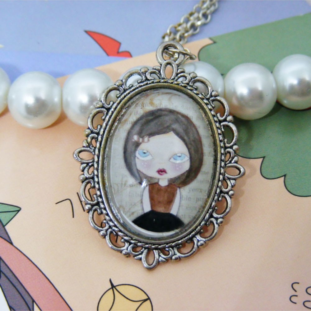 Wisiorek Dziewczynka VIII – stylowy portret z nutką tajemnicy