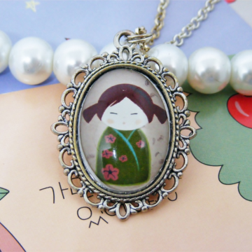 Wisiorek Kokeshi Girl I – Wersja 2