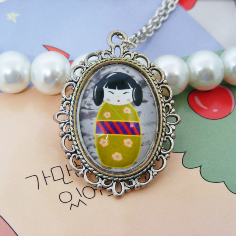 Wisiorek Kokeshi Girl V – Wersja 2