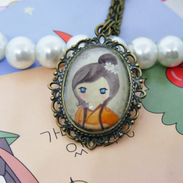 Wisiorek Kokeshi Girl V – vintage z żywicą