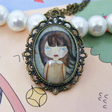 Zawieszka vintage Dziewczynka I – wersja z żywicą