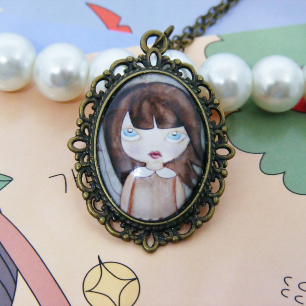 Zawieszka vintage Dziewczynka I – retro magia z nutą melancholii