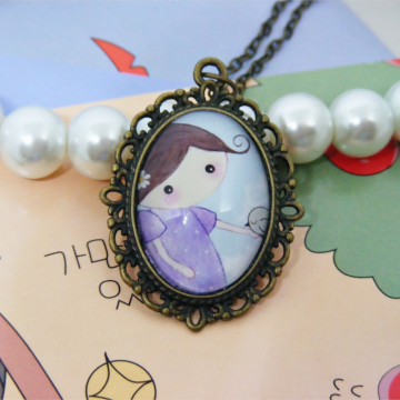 Zawieszka vintage Dziewczynka III – dziewczynka z ptaszkiem