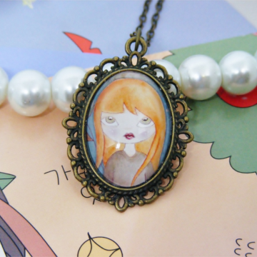 Zawieszka vintage Dziewczynka IX – biżuteria artystyczna z grafiką