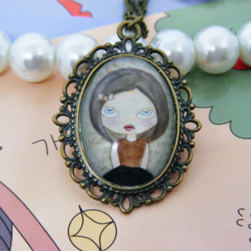 Zawieszka vintage Dziewczynka VIII - Wersja z żywicą