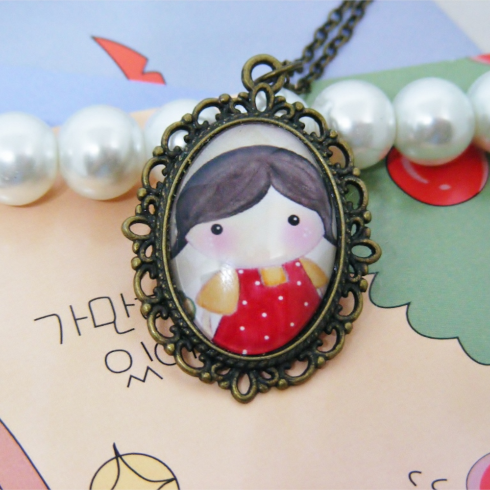 Zawieszka vintage Dziewczynka X – retro wisiorek z grafiką