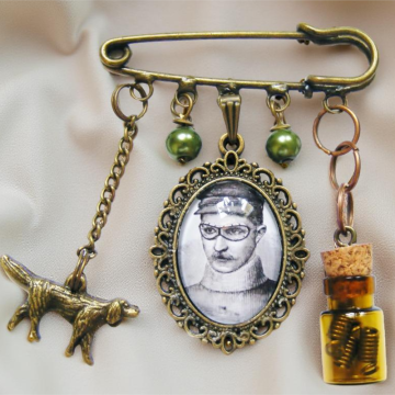 Duża Broszka Steampunk – Agrafka z Medalionem Pilota i Zawieszkami