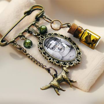 Duża Broszka Steampunk – Agrafka z Medalionem Pilota i Zawieszkami