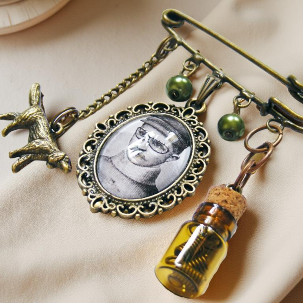 Duża Broszka Steampunk – Agrafka z Medalionem Pilota i Zawieszkami