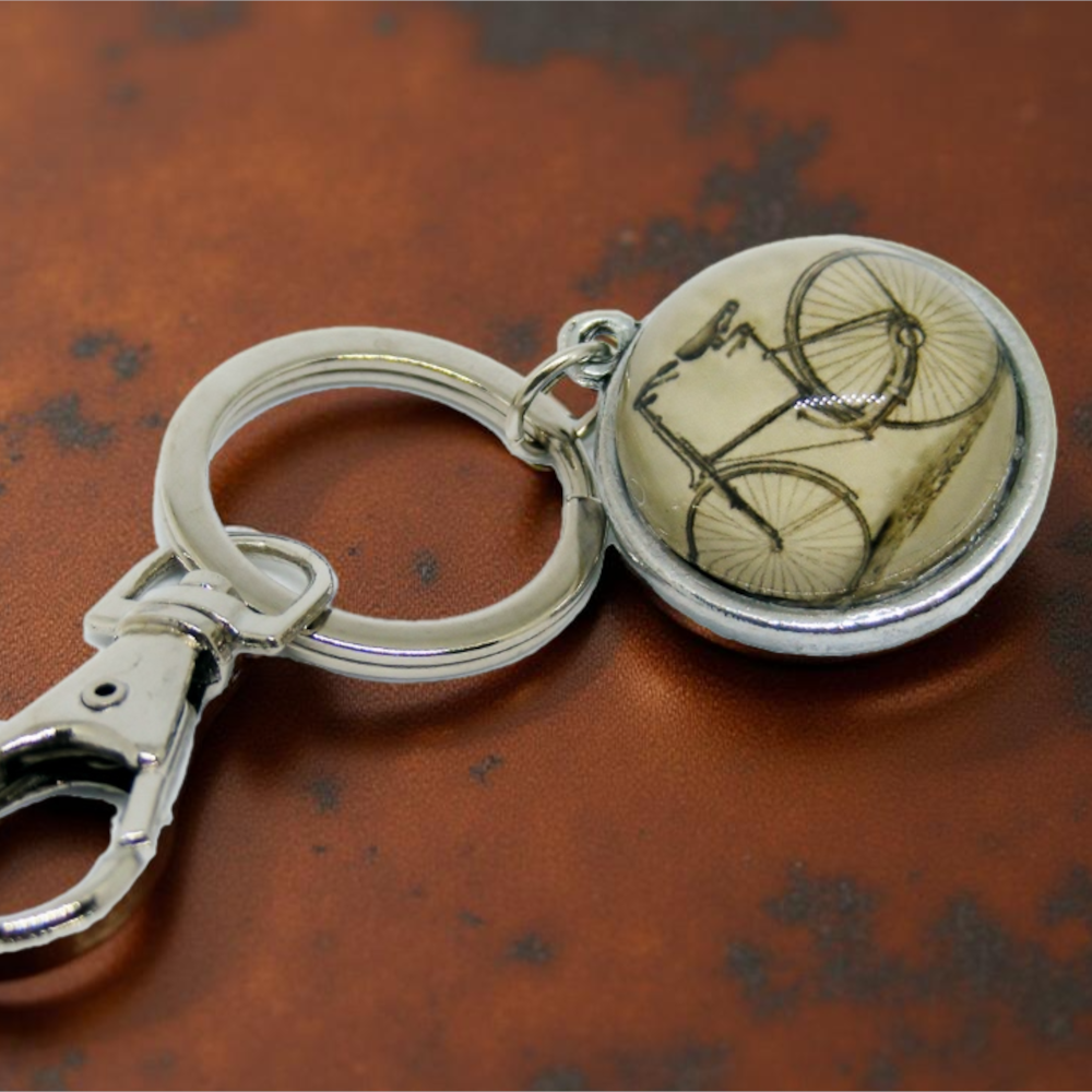 Brelok Srebrny do Kluczy z Podwójnym Motywem Vintage – Rower i Ośmiornica