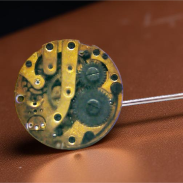 Steampunkowa Broszka Szpilkowa z Mechanizmem Zegarkowym