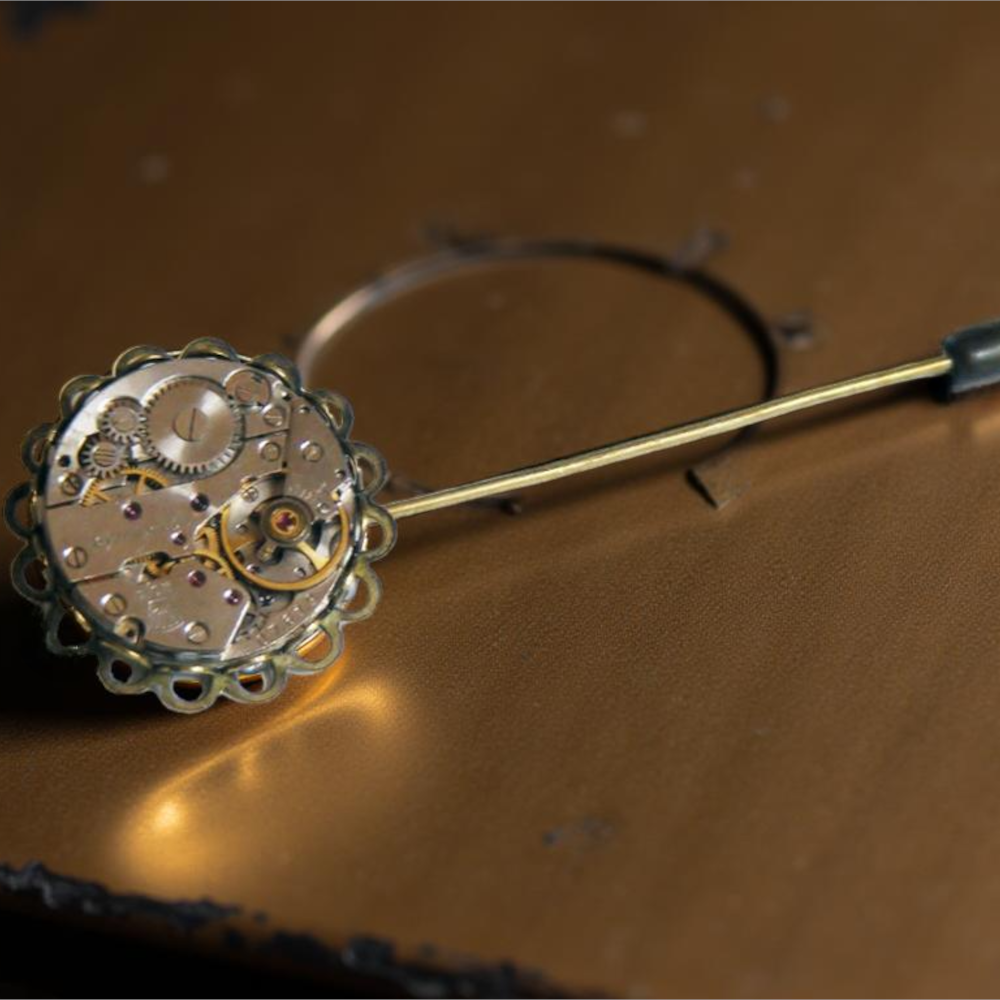 Steampunkowa Broszka Szpilkowa – Mechanizm Zegarkowy i Ażurowa Baza