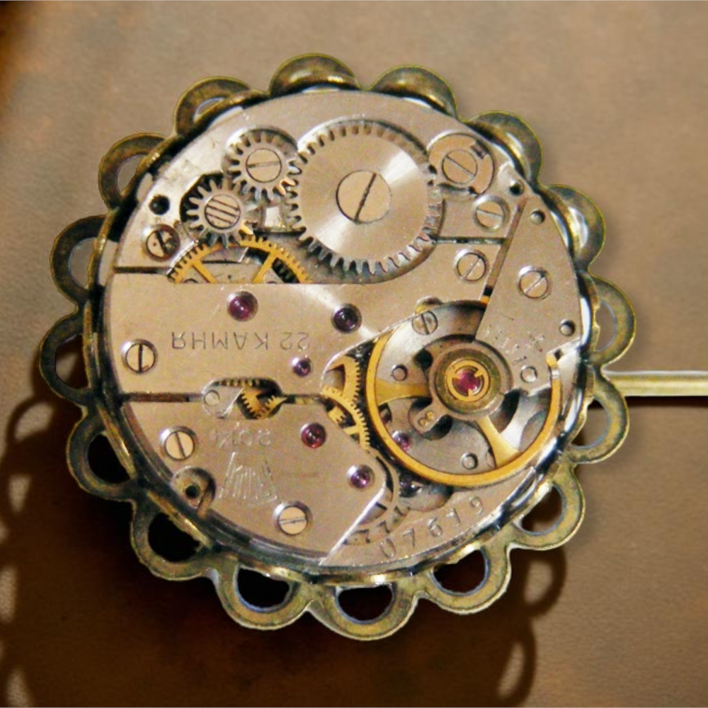 Steampunkowa Broszka Szpilkowa – Mechanizm Zegarkowy i Ażurowa Baza