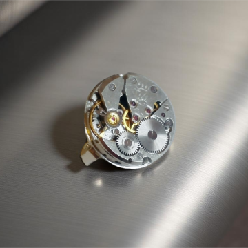 Steampunkowa Broszka z Mechanizmem Zegarkowym