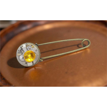 Steampunkowa Broszka z Mechanizmem Zegarkowym i Żółtą Cyrkonią