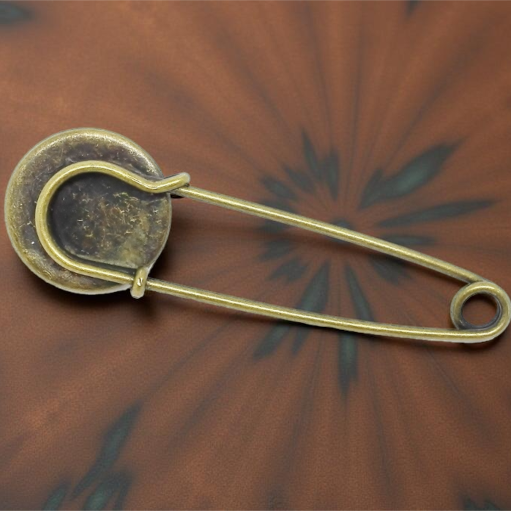 Steampunkowa Broszka z Mechanizmem Zegarkowym i Żółtą Cyrkonią