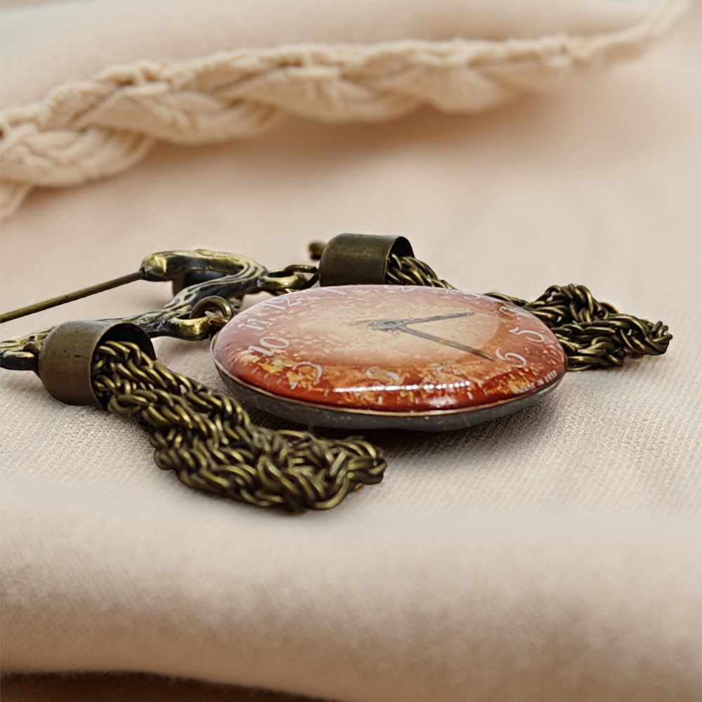 Steampunkowa Broszka z Tarczą Zegarka Zalana Żywicą i Zawieszkami