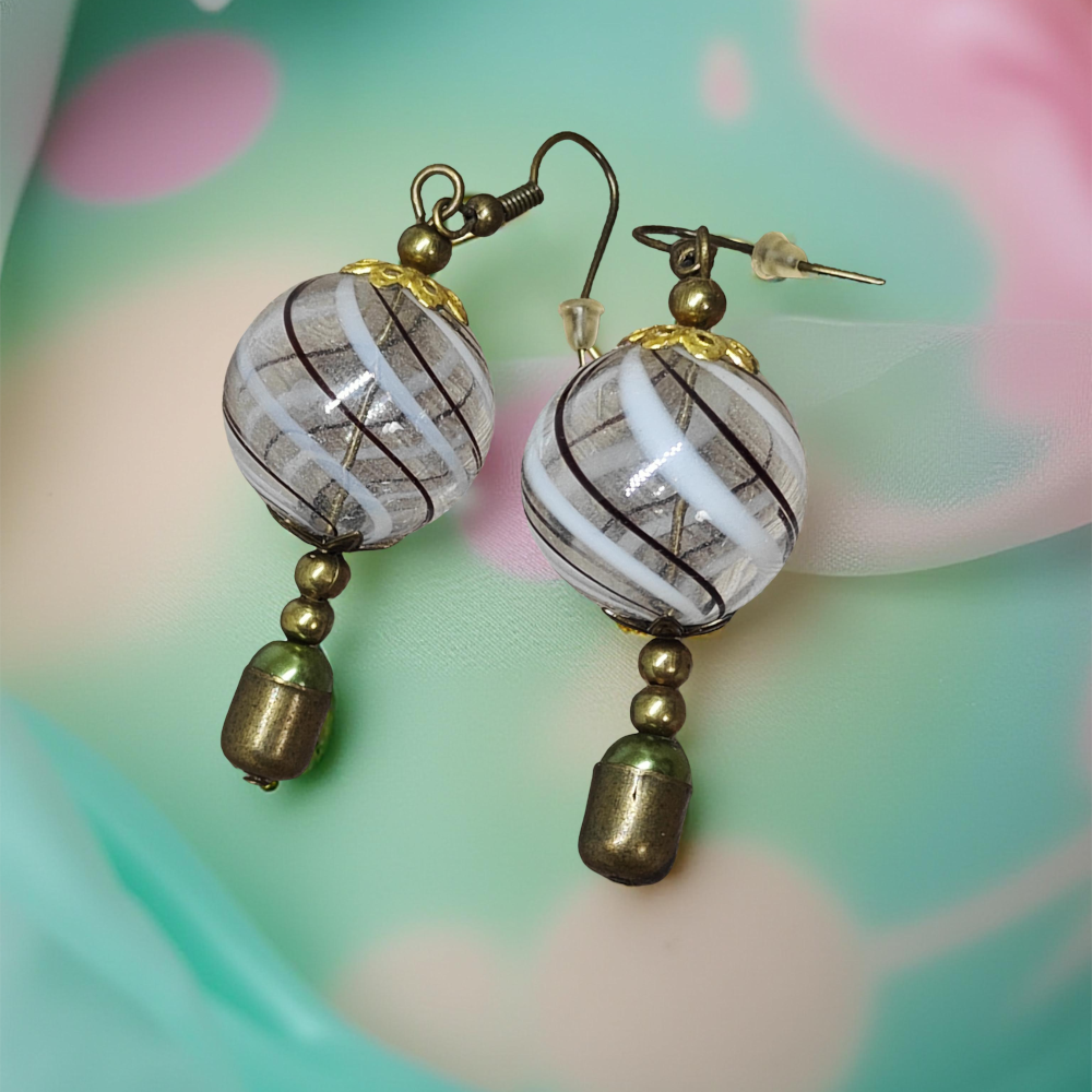 Kolczyki Balony Okrągłe Biało-Brązowe – styl wiktoriański i delikatność szkła