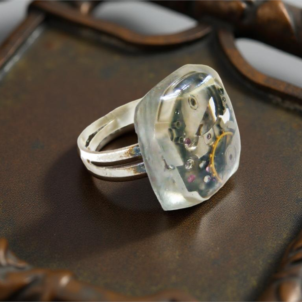 Pierścionek Steampunk VII – Mechanizm Zegarkowy w Żywicy