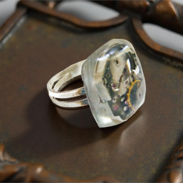 Pierścionek Steampunk VII – Mechanizm Zegarkowy w Żywicy