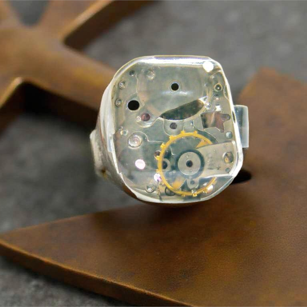 Pierścionek Steampunk VII – Mechanizm Zegarkowy w Żywicy