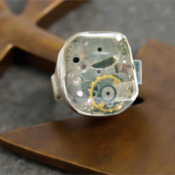 Pierścionek Steampunk VII – Mechanizm Zegarkowy w Żywicy