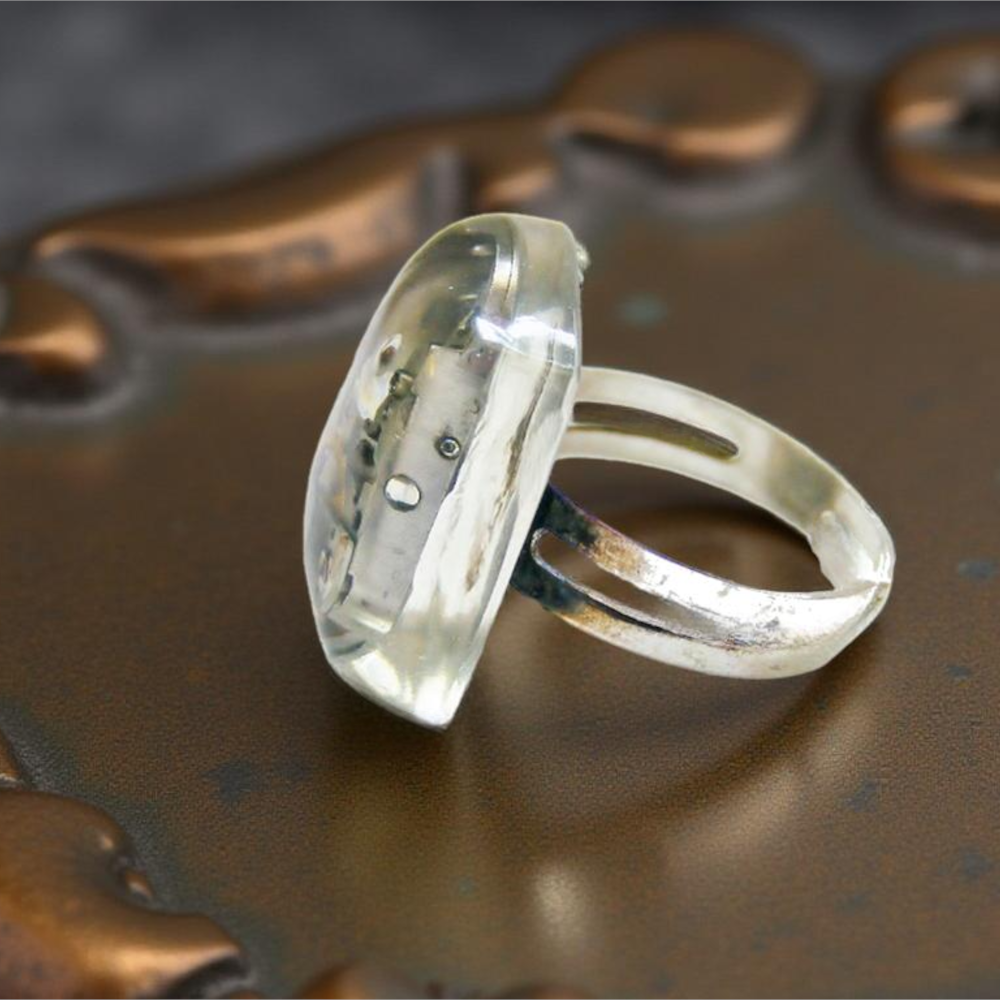 Pierścionek Steampunk VII – Mechanizm Zegarkowy w Żywicy