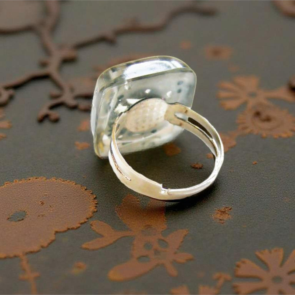 Pierścionek Steampunk VII – Mechanizm Zegarkowy w Żywicy