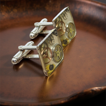 Industrialne spinki do mankietów z mechanizmami zegarkowymi