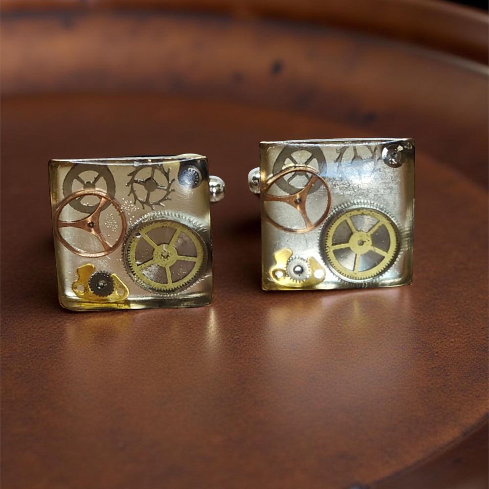 Industrialne spinki do mankietów z mechanizmami zegarkowymi